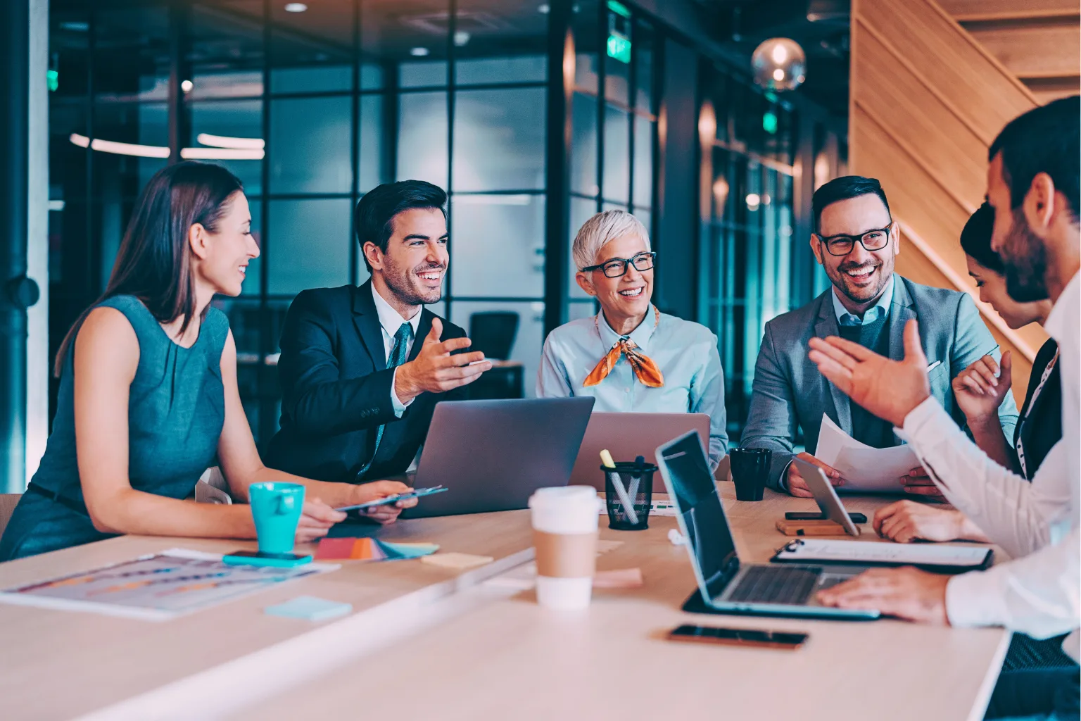 Spotkanie zespołu menedżerów w nowoczesnym biurze